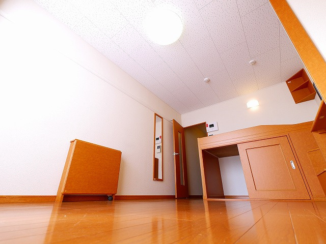 レオパレスサクセスの寝室|落ち着いた色調の洋室です