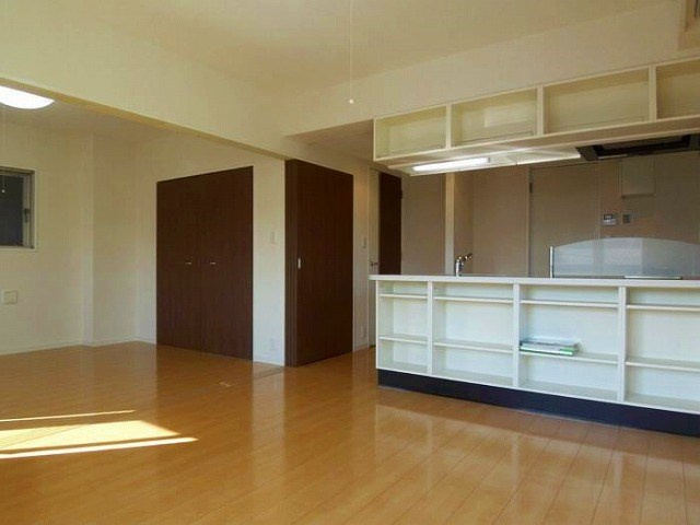 ★収納充実・南西角部屋・3面採光★