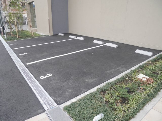 ストーリア茨木の駐車場