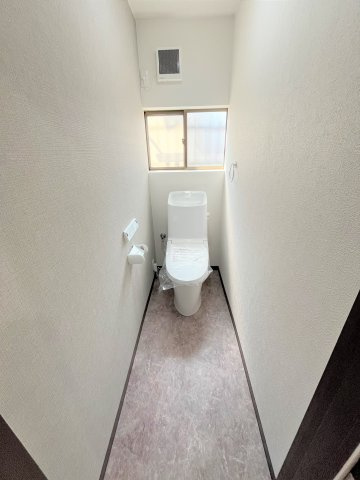 【トイレ】 | 仲介手数料無料！高千帆小学校に通えるリフォーム済み中古住宅　山陽小野田市高千帆２丁目 | ゆったりとした空間のトイレです