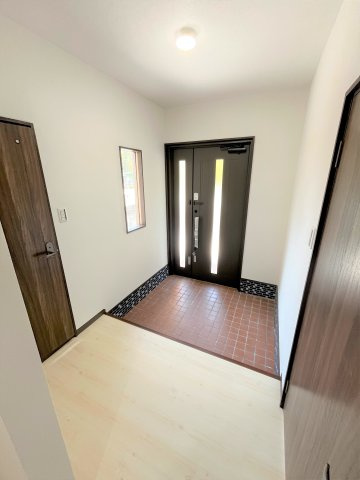 【玄関】 | 仲介手数料無料！高千帆小学校に通えるリフォーム済み中古住宅　山陽小野田市高千帆２丁目 | 明るい玄関です