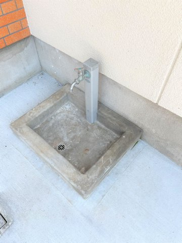 【駐車場】 | 仲介手数料無料！高千帆小学校に通えるリフォーム済み中古住宅　山陽小野田市高千帆２丁目 | 駐車場には散水栓も付いています