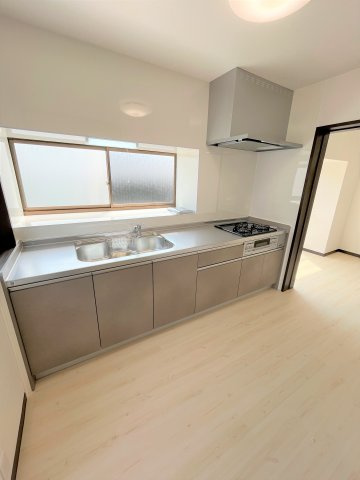 【キッチン】 | 仲介手数料無料！高千帆小学校に通えるリフォーム済み中古住宅　山陽小野田市高千帆２丁目 | 使い勝手の良いシステムキッチンで楽しくクッキング♪