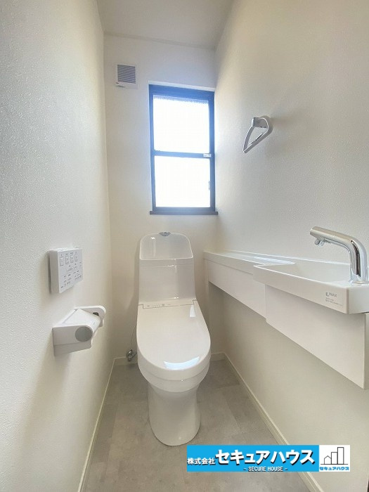 【中古住宅】 大府市共西町（月々80,000円台～）のトイレ|【トイレ】
◆お掃除しやすい素材と機能にこだわった、シャープなフォルムのトイレはいつまでもキレイが続きます。少ない水量で洗浄できる、環境にもお財布にもやさしいエコなトイレです。