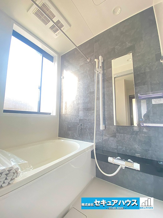 【中古住宅】 大府市共西町（月々80,000円台～）の浴室|【バスルーム】
◆快適な使い心地とゆとりある空間が1日の疲れを解きほぐすバスルーム。空間も浴槽もゆったりのびのび使えるゆとり設計。広く感じるゆとり設計で快適なリラックスタイムを過ごせます。