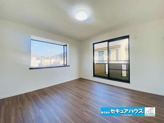 【中古住宅】 大府市共西町（月々80,000円台～）の洋室|【洋室】
広々とした居住空間は日々の暮らしを彩り、心のやすらぎと満足感を与えてくれます。通風と採光を考慮した設計は子供たちはのびのび育ち、家族でくつろぎと団らんを生み出します。