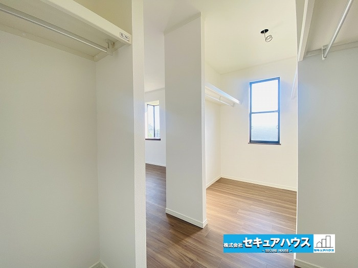 【中古住宅】 大府市共西町（月々80,000円台～）の収納|【ウォークインクローゼット】
お洋服はもちろん棚部分にお荷物を収納することもできます◎