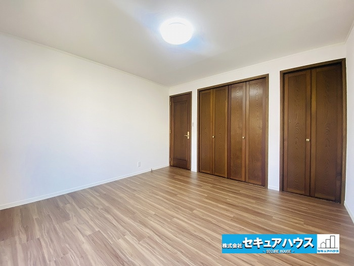 【中古住宅】 大府市共西町（月々80,000円台～）の洋室|【洋室】
クローゼット付きのお部屋です♪