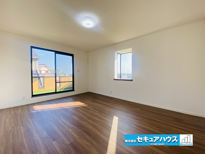 【中古住宅】 大府市共西町（月々80,000円台～）の洋室|【洋室】
◆家族一人ひとりの大切なプライベート空間。趣味に合わせて使って頂けるようシンプルに仕上げてあります。暮らし心地を大きく左右する収納を、適材適所に配置し使い勝手を考慮しました。　