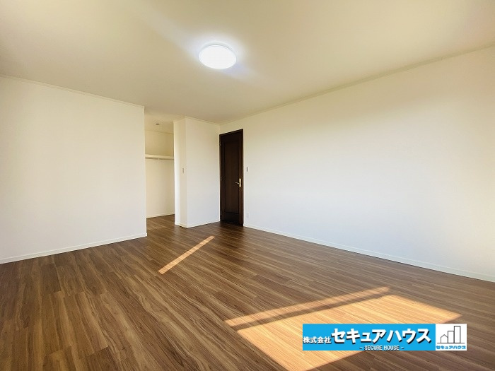 【中古住宅】 大府市共西町（月々80,000円台～）の洋室|【洋室】
◆お子様のお部屋や主寝室、来客時の宿泊室、趣味のお部屋としてもご利用いただけます♪
