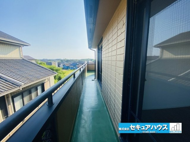 【中古住宅】 大府市共西町（月々80,000円台～）のバルコニー|【バルコニー】
◆洗濯物や布団を干すことができます。南向きに設置されたバルコニーは、お部屋にも爽やかな風と暖かな陽差しが差し込み、毎日の暮らしを豊かに彩ります。