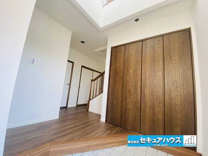 【中古住宅】 大府市共西町（月々80,000円台～）の玄関|■玄関
◆お家に出会う人々を迎える玄関だからこそ、広々清潔感あふれる空間にしたいものです。採光・通風にも配慮された設計で毎日明るい空間をキープします♪