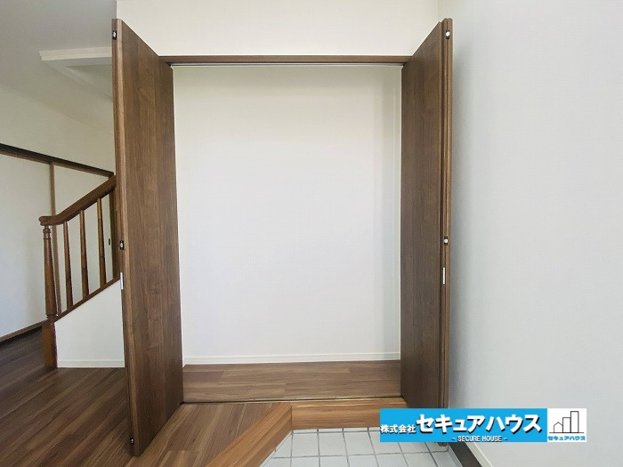 【中古住宅】 大府市共西町（月々80,000円台～）の収納|【玄関収納】
◆棚等自由に取り付けることができるためお好みの高さで施工できます。