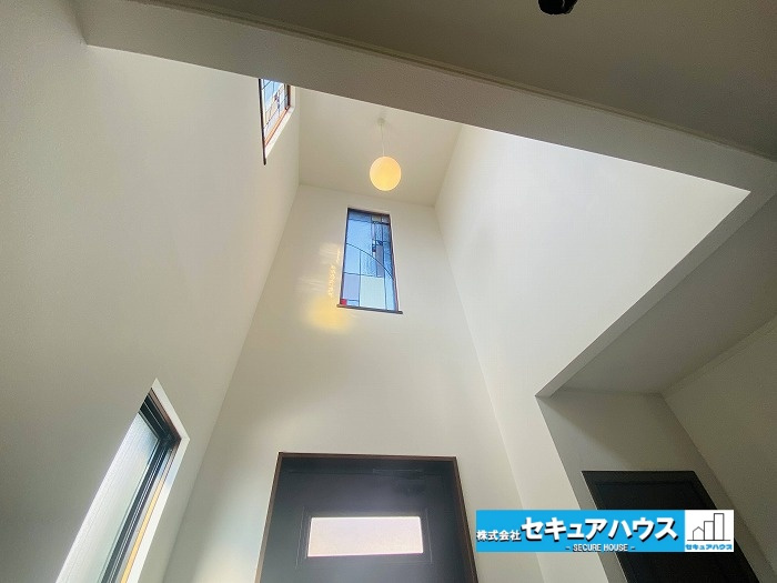 【中古住宅】 大府市共西町（月々80,000円台～）の玄関|【吹抜】
◆吹抜のある玄関のため広々とした開放感、自然光による高い採光性、風通しを良くして換気を促進する効果です。