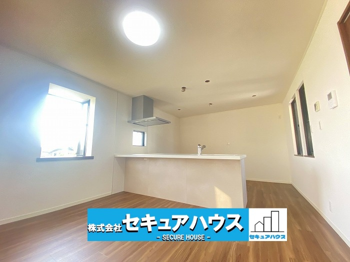 【中古住宅】 大府市共西町（月々80,000円台～）のキッチン|【LDK】
通学から帰宅し、リビングルームで会話を楽しむ子ども達。リビングから臨む景色は太陽色に染まり、解放感溢れゆったりとしたひと時を過ごすことが出来る素敵な空間です。