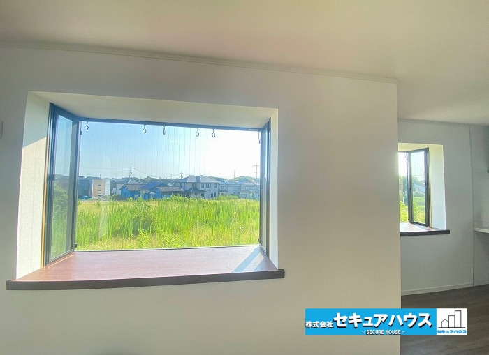 【中古住宅】 大府市共西町（月々80,000円台～）の居間・リビング|【LDK】
◆出窓付きのLDKのため家族の写真や趣味のものなどを飾ることができます。