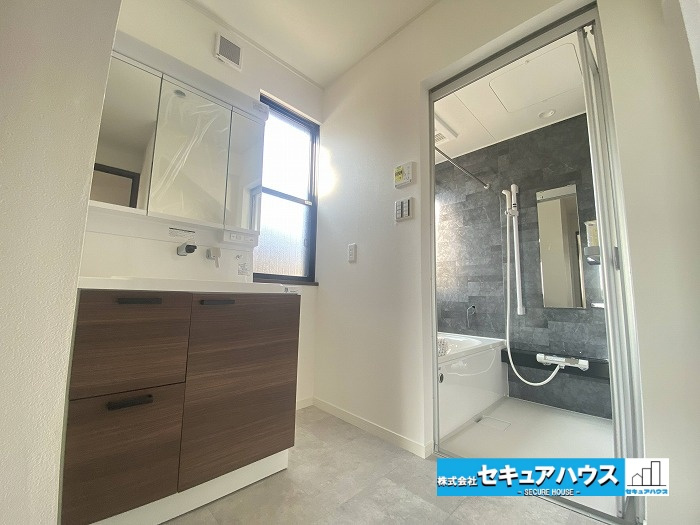 【中古住宅】 大府市共西町（月々80,000円台～）の独立洗面台|【洗面台】
◆鏡の裏にはたっぷりと収納スペースを標準装備！
◆電源を付属しているのでドライヤーなど利用できます。