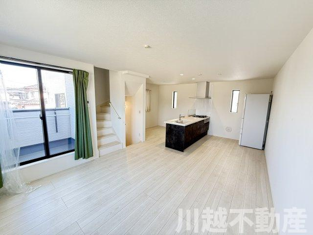 空間を生かした快適な住まいの居間・リビング|チャイルドシートご用意しています