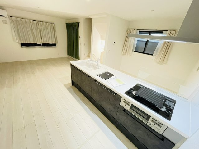 空間を生かした快適な住まいのキッチン|【夜間イメージ】