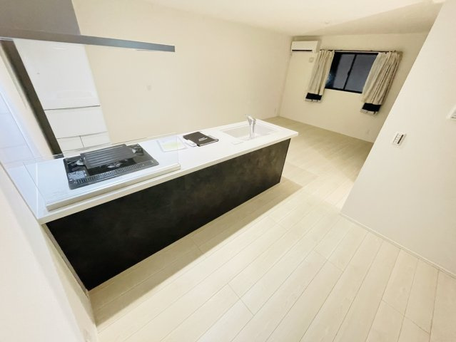 空間を生かした快適な住まいの居間・リビング|【夜間イメージ】