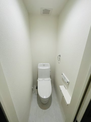 空間を生かした快適な住まいのトイレ|【夜間イメージ】