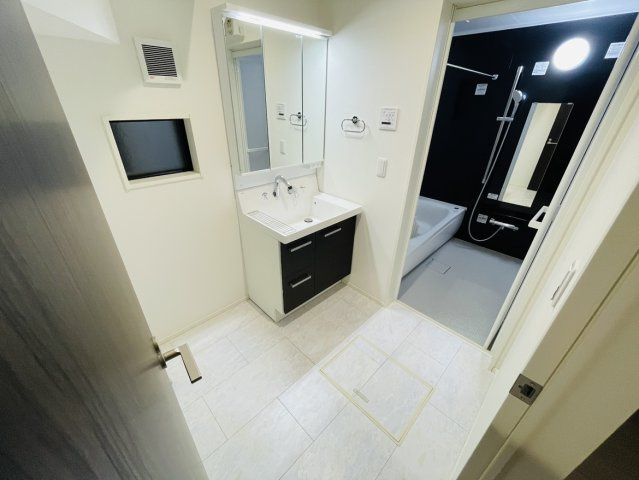 空間を生かした快適な住まいの独立洗面台|【夜間イメージ】