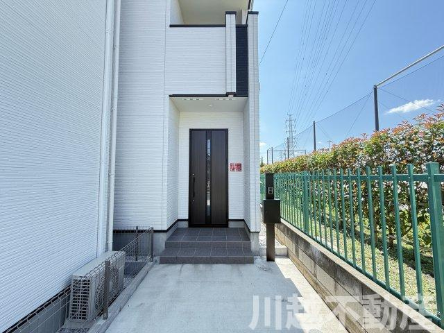 空間を生かした快適な住まいの外観|店舗前駐車場あります。お車でご来店ください