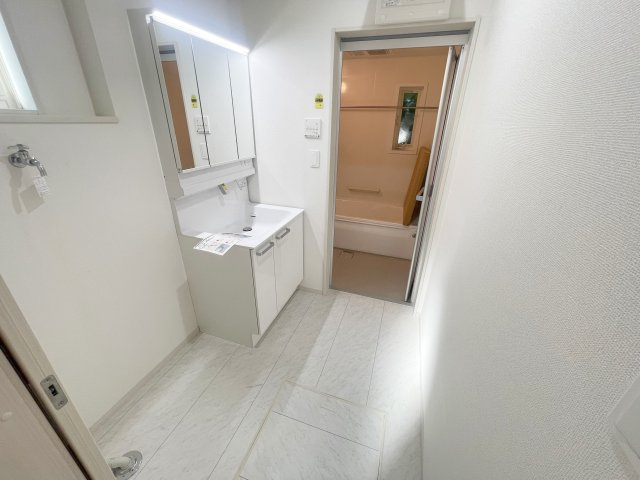 狭山市狭山の独立洗面台|朝の支度にも助かる、独立の洗髪洗面化粧台