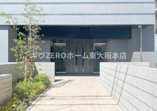 プレサンスOSAKA東成中本ハーヴィルのエントランス