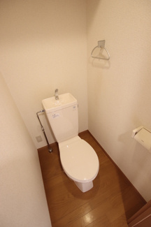 トイレ上部には棚付きです♪