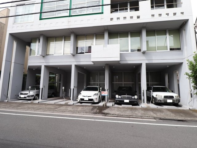 【居間・リビング】 | 榊原館駐車場