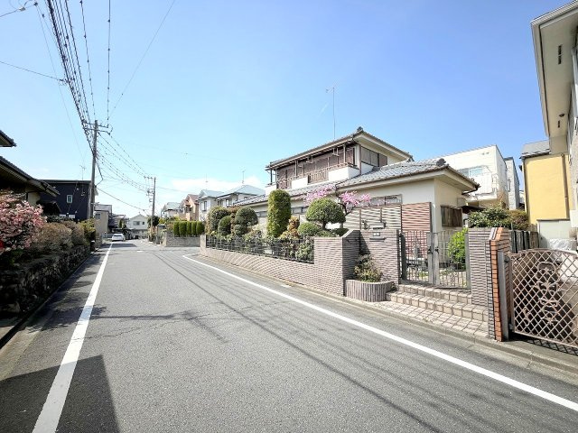 あきる野市秋留2丁目　売地の前面道路含む現地写真