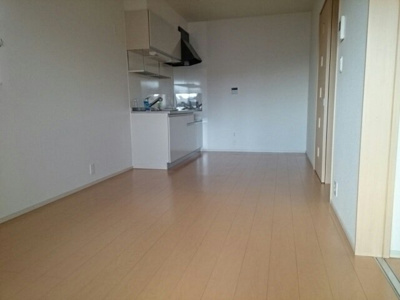 【居間・リビング】 | アン・フィオーレⅠ | こちらの居間で趣味の時間をお楽しみください