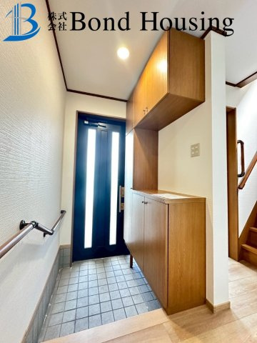 周辺商業施設充実・令和６年１１月リフォ済み　王塚台戸建の玄関