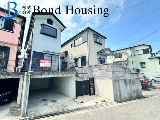 周辺商業施設充実・令和６年１１月リフォ済み　王塚台戸建の前面道路含む現地写真