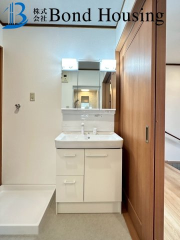 周辺商業施設充実・令和６年１１月リフォ済み　王塚台戸建の独立洗面台