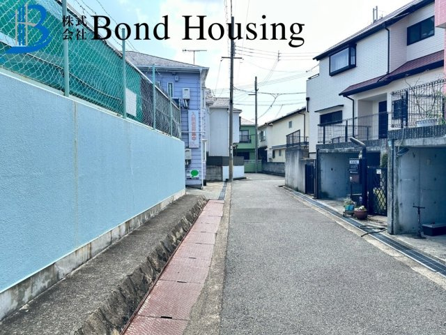 周辺商業施設充実・令和６年１１月リフォ済み　王塚台戸建の前面道路含む現地写真