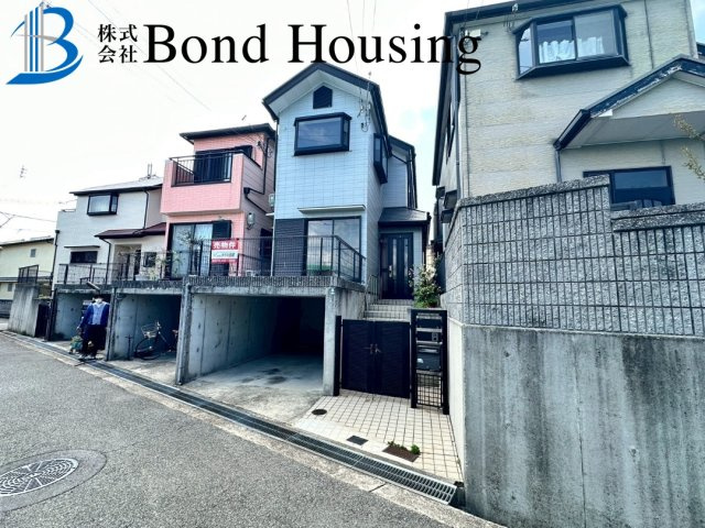 周辺商業施設充実・令和６年１１月リフォ済み　王塚台戸建の前面道路含む現地写真