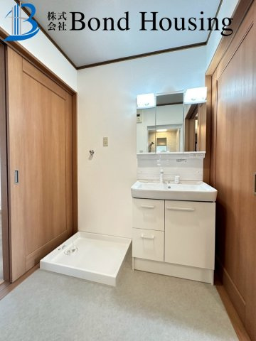 周辺商業施設充実・令和６年１１月リフォ済み　王塚台戸建の独立洗面台