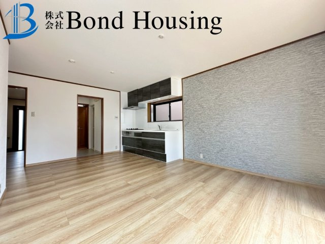 周辺商業施設充実・令和６年１１月リフォ済み　王塚台戸建の居間・リビング