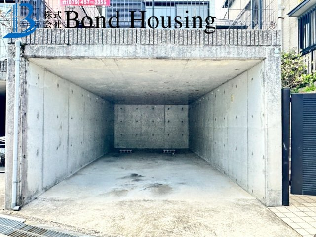 周辺商業施設充実・令和６年１１月リフォ済み　王塚台戸建の駐車場