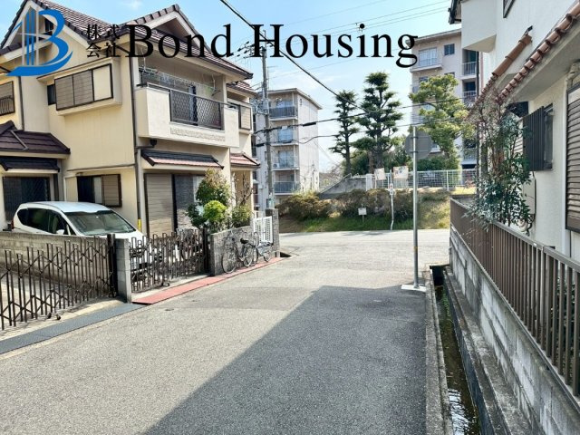 JR西明石駅徒歩圏内・令和６年１１月リフォ済み　王塚台戸建の前面道路含む現地写真