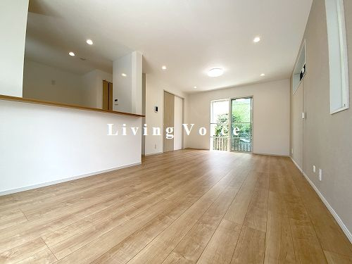 【居間・リビング】 | 【仲介手数料０円】厚木市妻田東3丁目2期　新築一戸建て | 厚木市妻田東3丁目2期　新築一戸建て