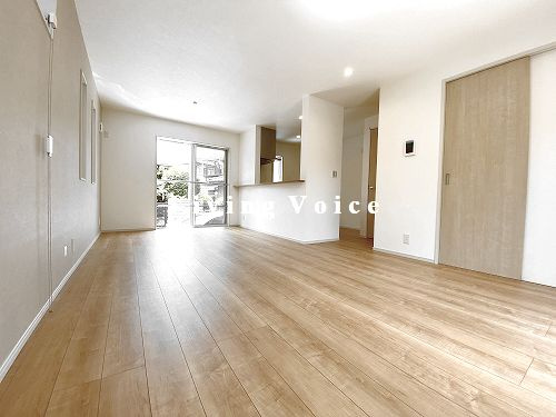 【居間・リビング】 | 【仲介手数料０円】厚木市妻田東3丁目2期　新築一戸建て | 厚木市妻田東3丁目2期　新築一戸建て