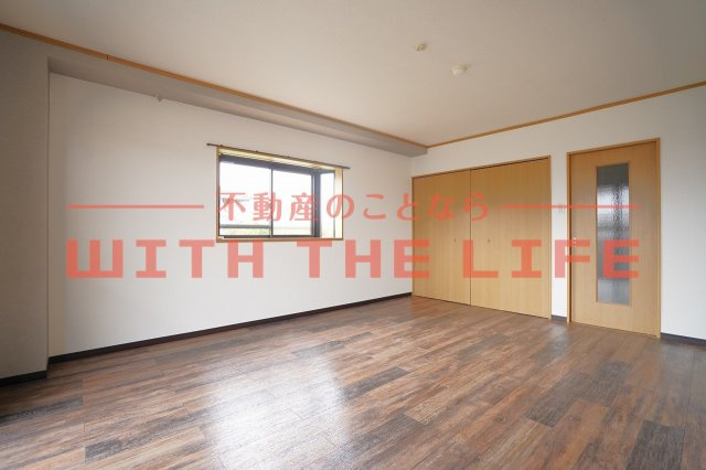 ピースフルV【キャッシュバック対象物件】の居間・リビング|こちらの居間で趣味の時間をお楽しみください