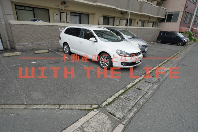 エトランゼ12【キャッシュバック対象】の駐車場|車をお持ちの方に嬉しい駐車場付きの物件です