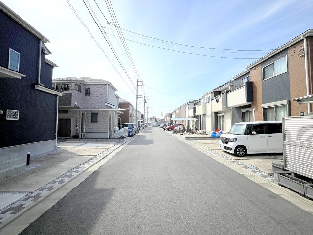 昭島市大神町四丁目　中古戸建の前面道路含む現地写真