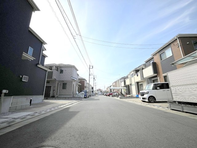 昭島市大神町四丁目　中古戸建の前面道路含む現地写真