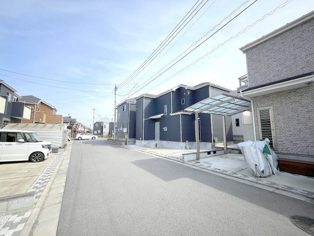 昭島市大神町四丁目　中古戸建の前面道路含む現地写真