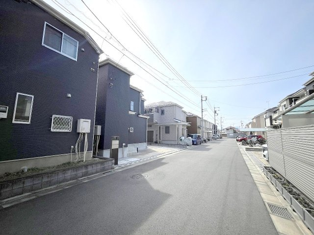 昭島市大神町四丁目　中古戸建の前面道路含む現地写真
